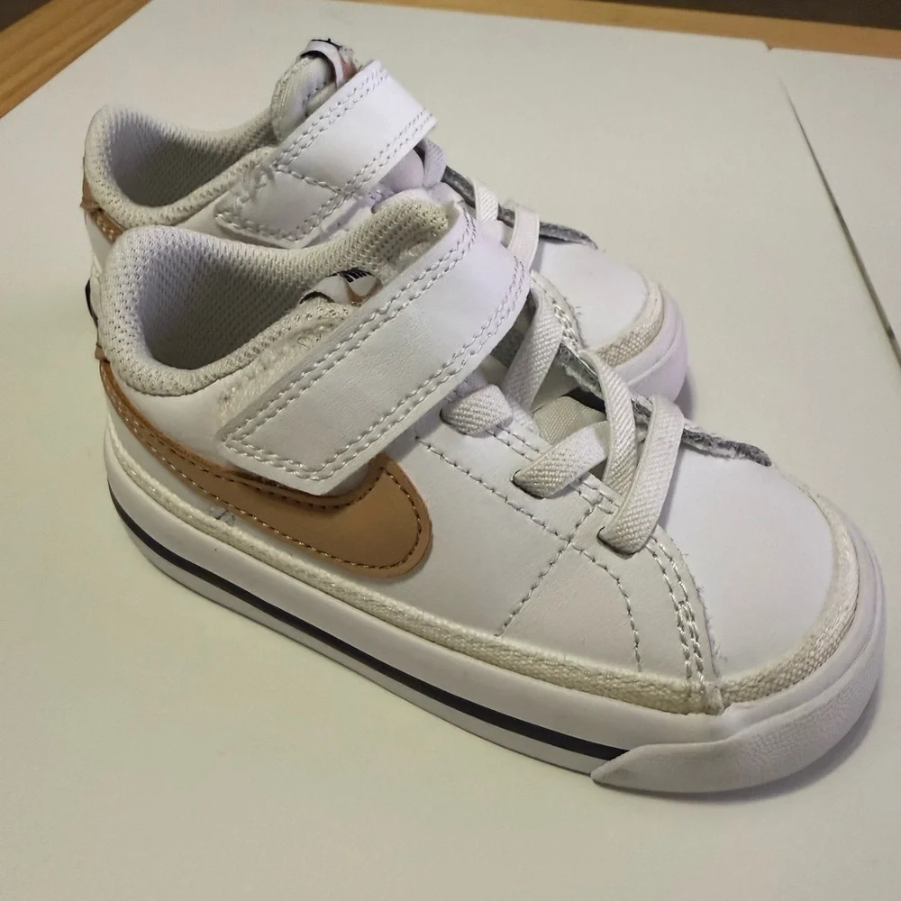 Size 6c toddler Nike Court - Picture 2 of 4